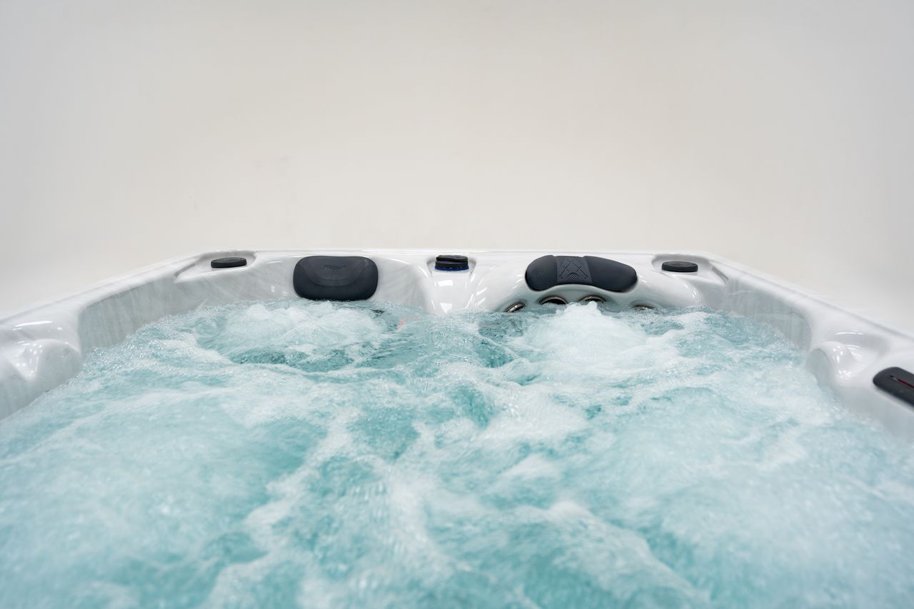 Platinum Spas Premium Topaz <br/> (64 jets / 2 lounge)
