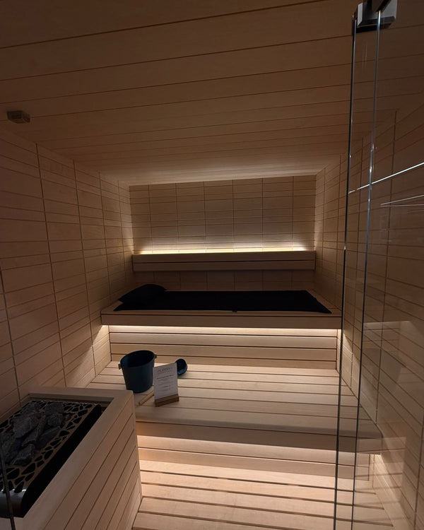 Interieur Auroom Electra sauna in licht hout met verlichte banken