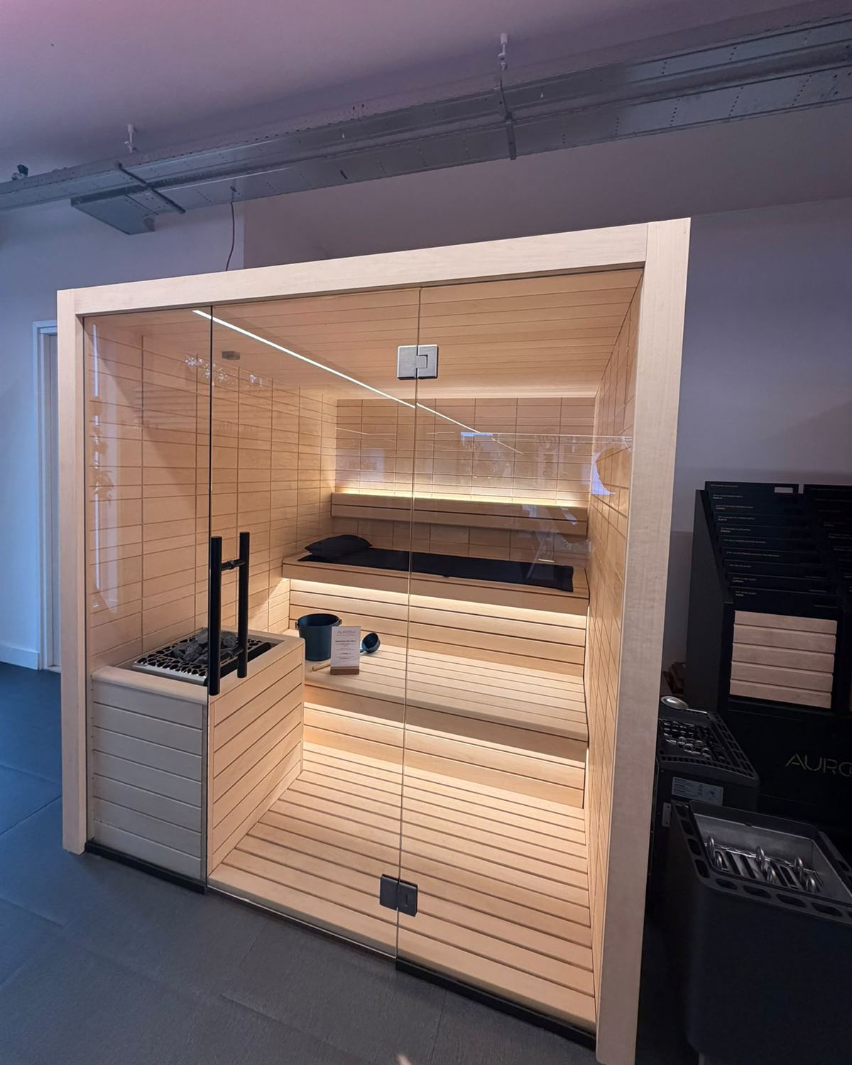 Auroom Electra design sauna met glazen front in showroom Leiderdorp