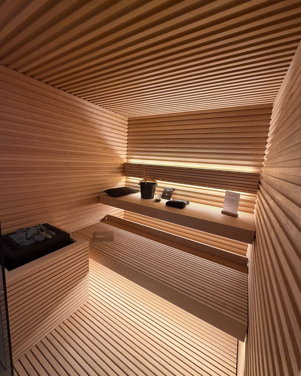 Interieur Auroom Nativa sauna met houten lamellen en LED-verlichting