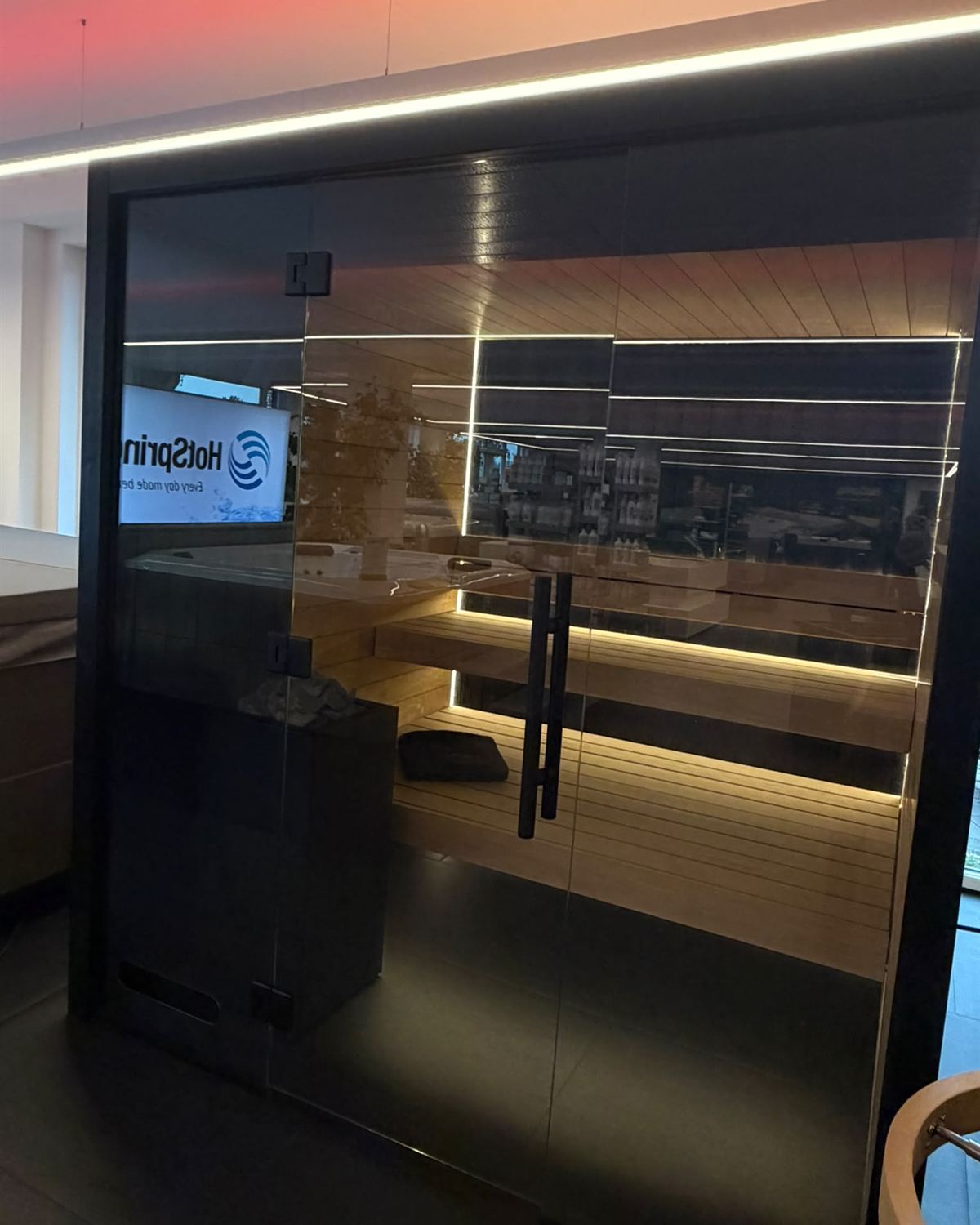 Auroom Vulcana sauna met zwart gebrand hout in showroom Leiderdorp